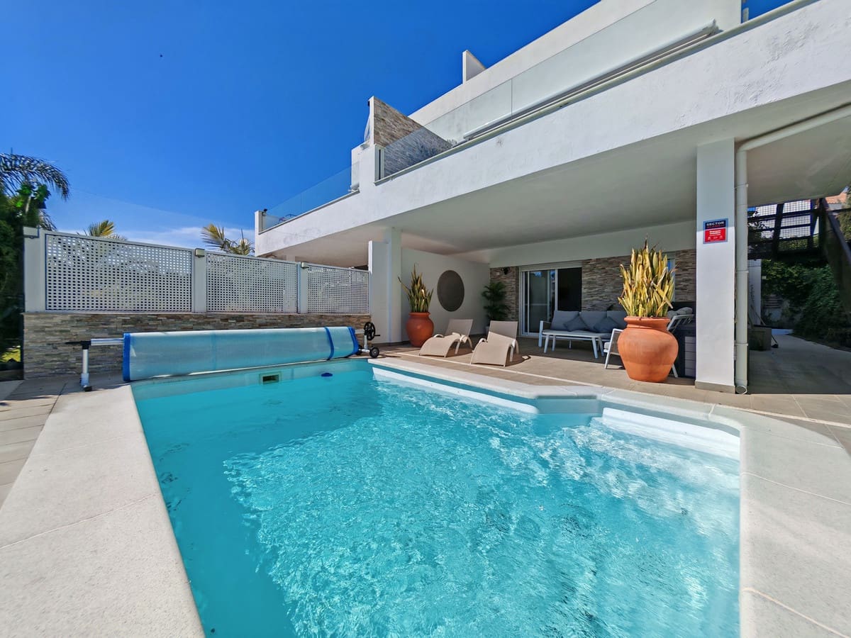3 soveværelse Semi-Rækkehus til salg i Riviera del Sol med swimmingpool - € 895.000 (Ref: 9823319)