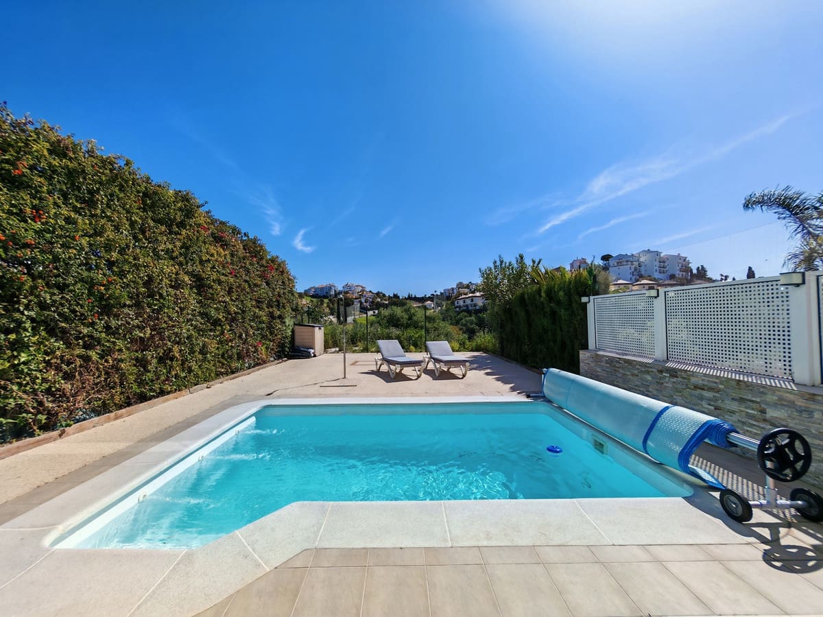 3 soveværelse Semi-Rækkehus til salg i Riviera del Sol med swimmingpool - € 895.000 (Ref: 9823319)