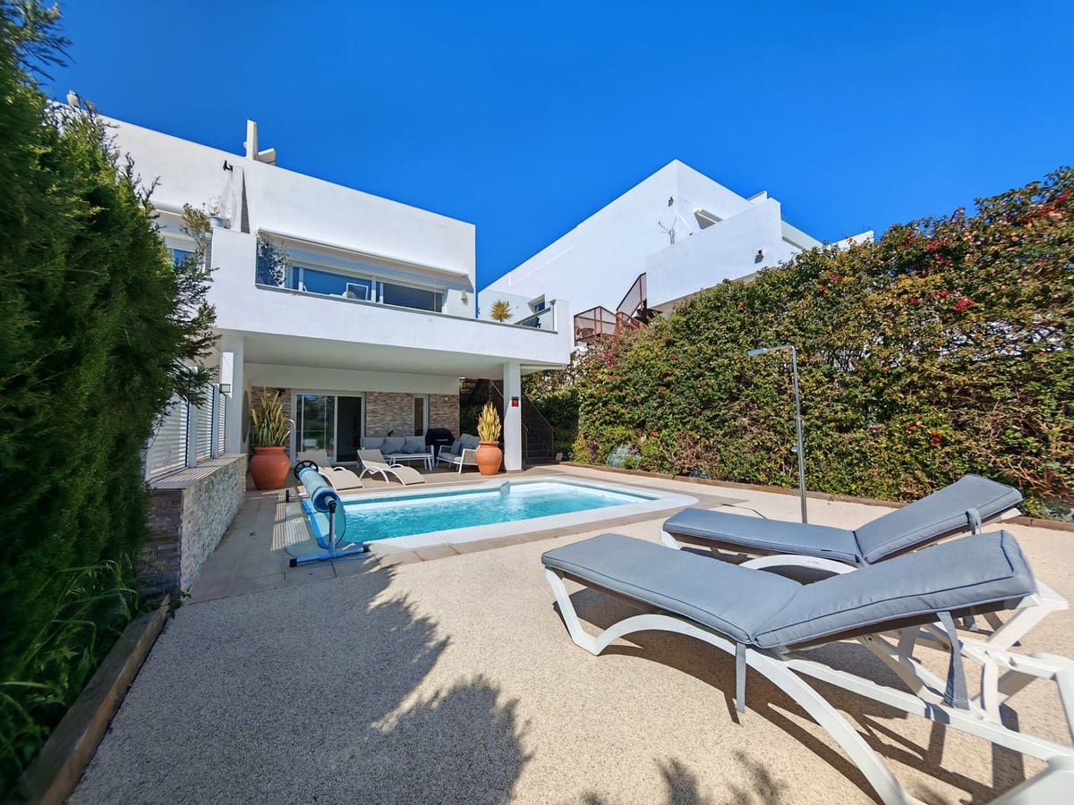 3 soveværelse Semi-Rækkehus til salg i Riviera del Sol med swimmingpool - € 895.000 (Ref: 9823319)