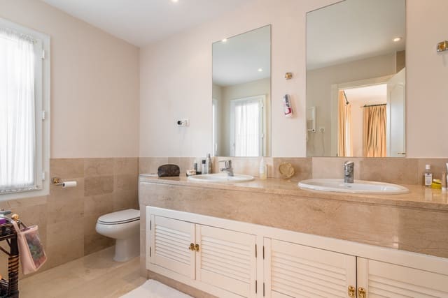 3 camera da letto Casa in vendita in La Dama de Noche - La Alzambra, Marbella con piscina garage - 1.150.000 € (Rif: 9823322)