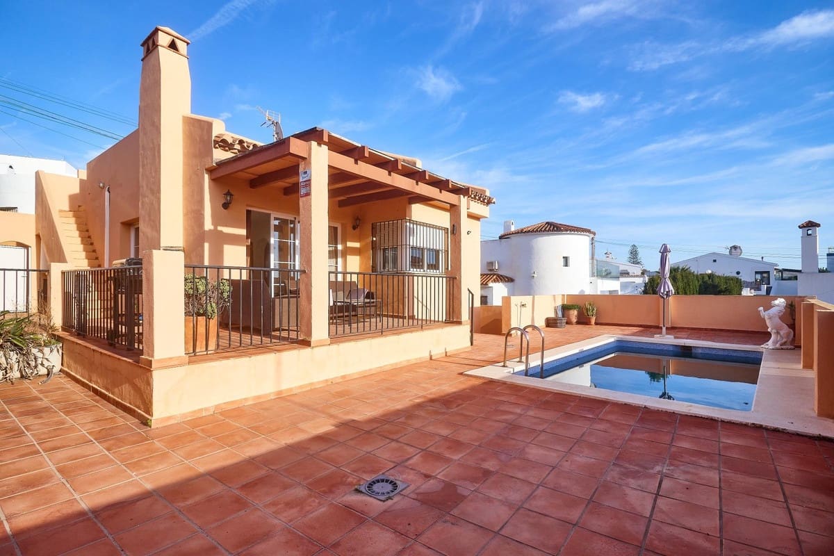 Chalet de 2 habitaciones en El Faro en venta con piscina garaje - 550.000 € (Ref: 9823328)