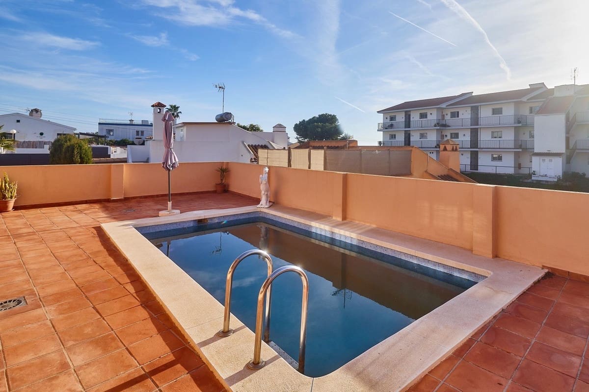 Chalet de 2 habitaciones en El Faro en venta con piscina garaje - 550.000 € (Ref: 9823328)