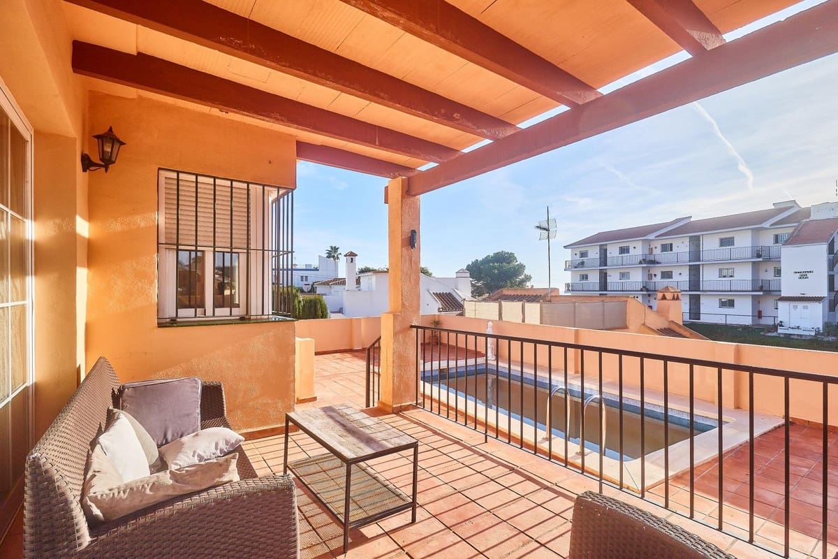 Chalet de 2 habitaciones en El Faro en venta con piscina garaje - 550.000 € (Ref: 9823328)