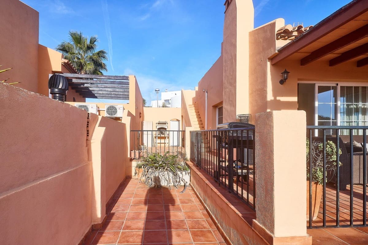Chalet de 2 habitaciones en El Faro en venta con piscina garaje - 550.000 € (Ref: 9823328)
