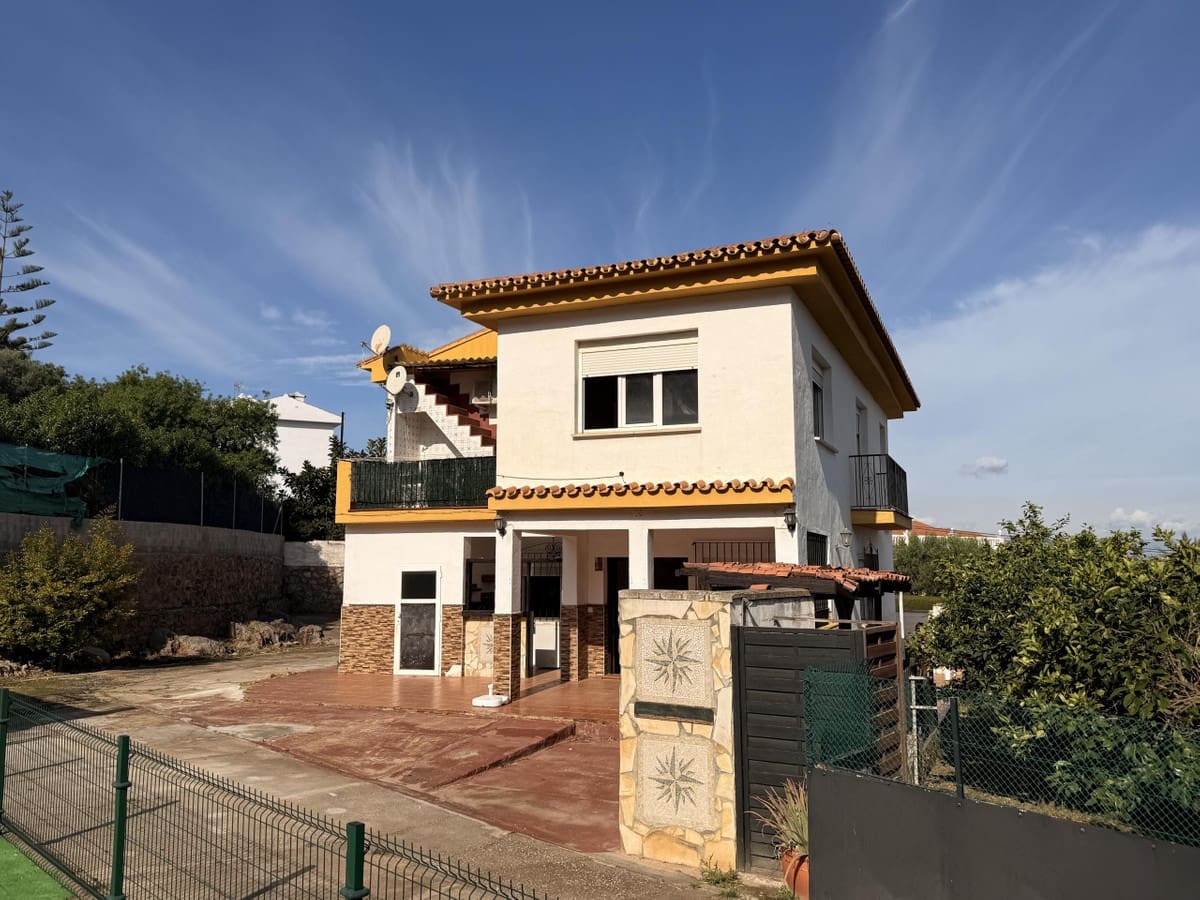 Chalet de 4 habitaciones en Alhaurín de la Torre en venta con piscina - 695.000 € (Ref: 9823330)