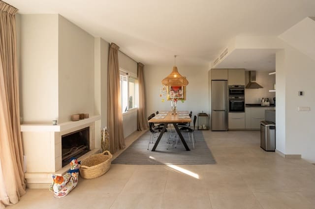 4 quarto Casa em Banda para venda em La Dama de Noche - La Alzambra, Marbella com piscina - 695 000 € (Ref: 9823331)
