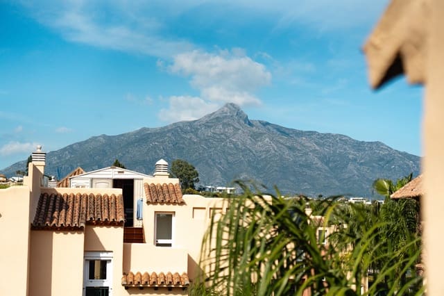 4 quarto Casa em Banda para venda em La Dama de Noche - La Alzambra, Marbella com piscina - 695 000 € (Ref: 9823331)