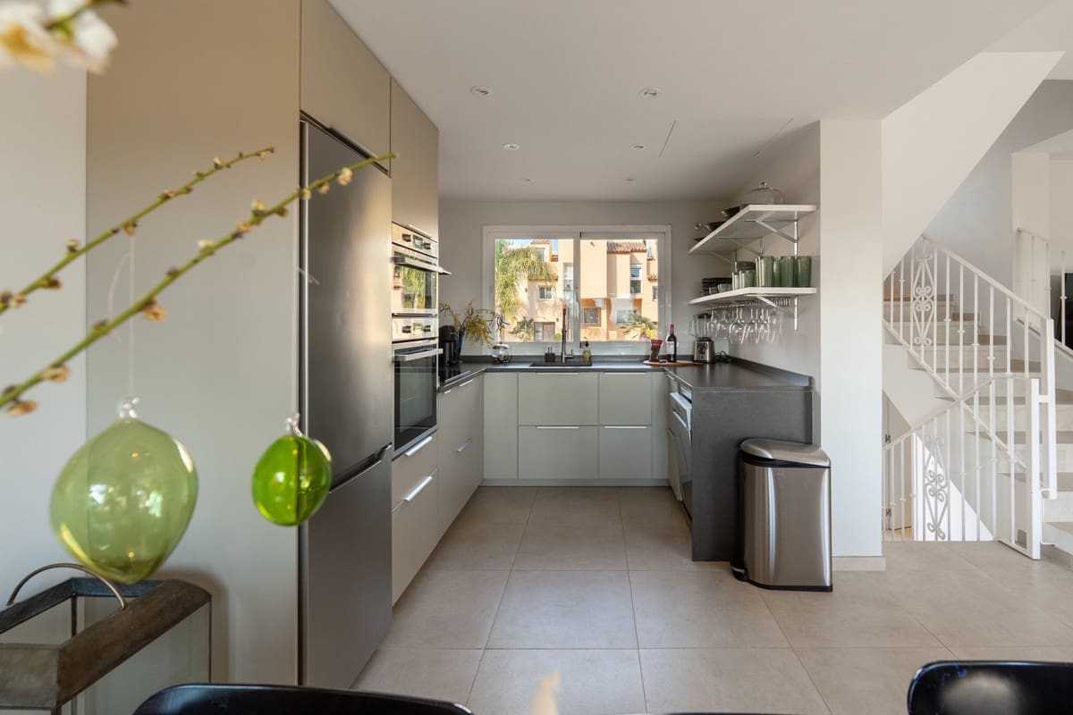 4 quarto Casa em Banda para venda em Nueva Andalucia com piscina - 695 000 € (Ref: 9823331)