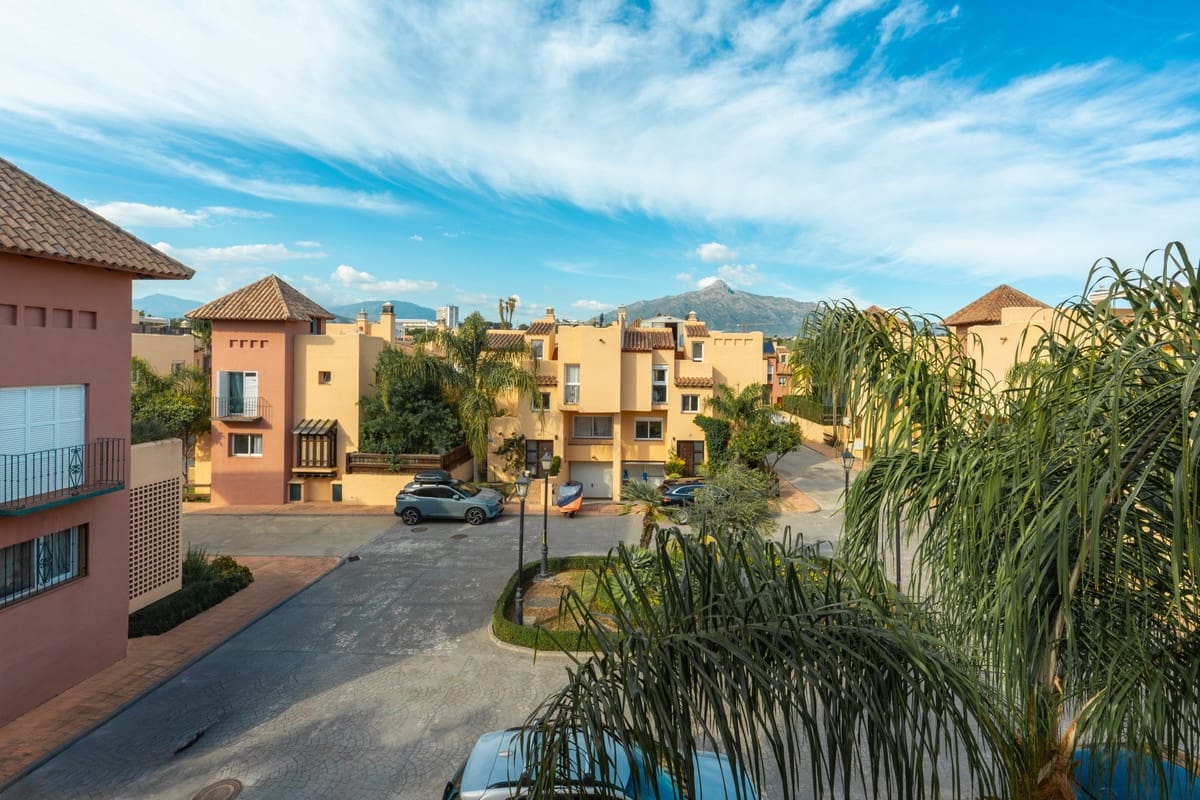 4 quarto Casa em Banda para venda em Nueva Andalucia com piscina - 695 000 € (Ref: 9823331)