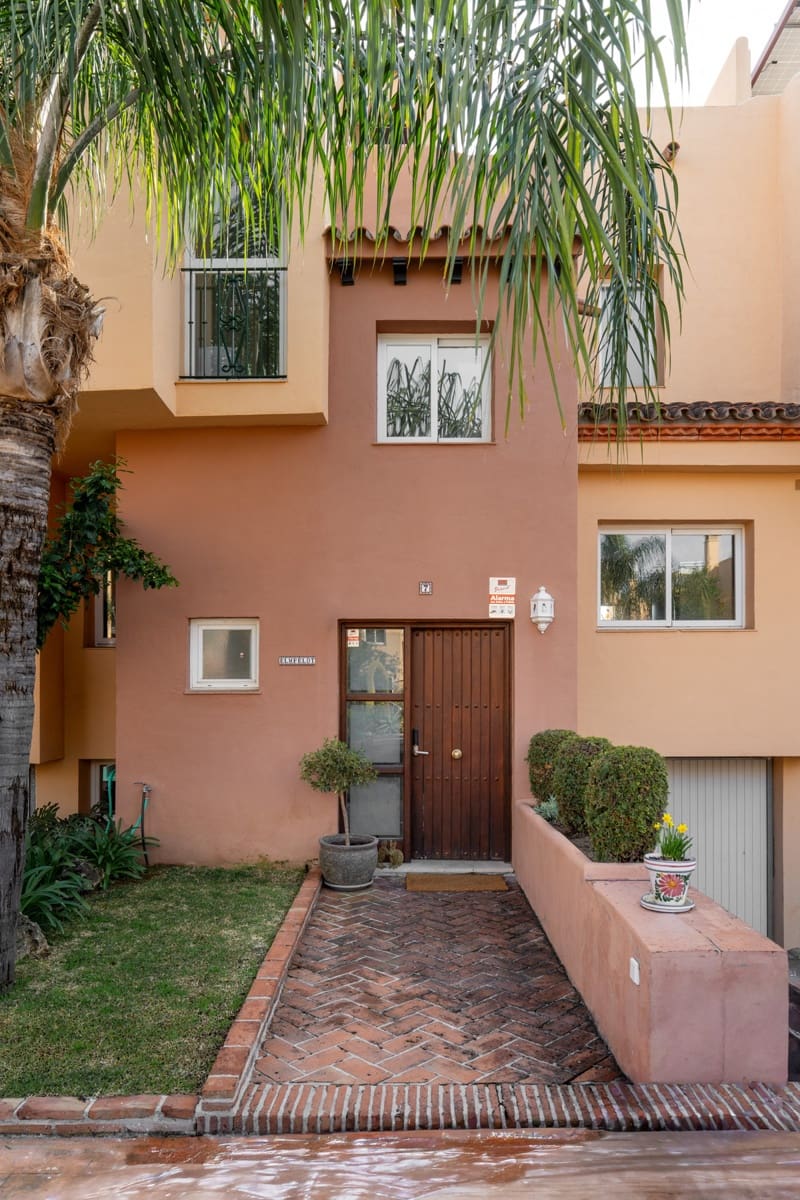 4 quarto Casa em Banda para venda em Nueva Andalucia com piscina - 695 000 € (Ref: 9823331)