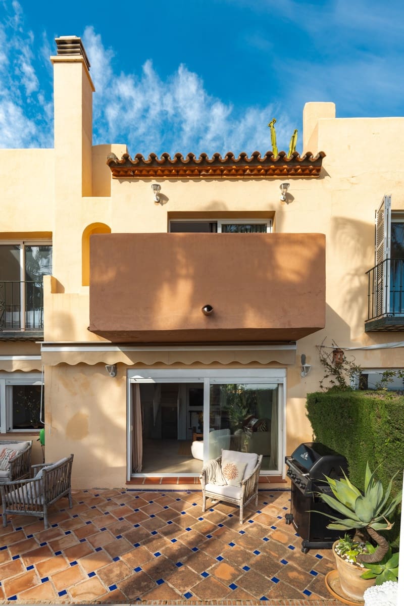 4 quarto Casa em Banda para venda em Nueva Andalucia com piscina - 695 000 € (Ref: 9823331)
