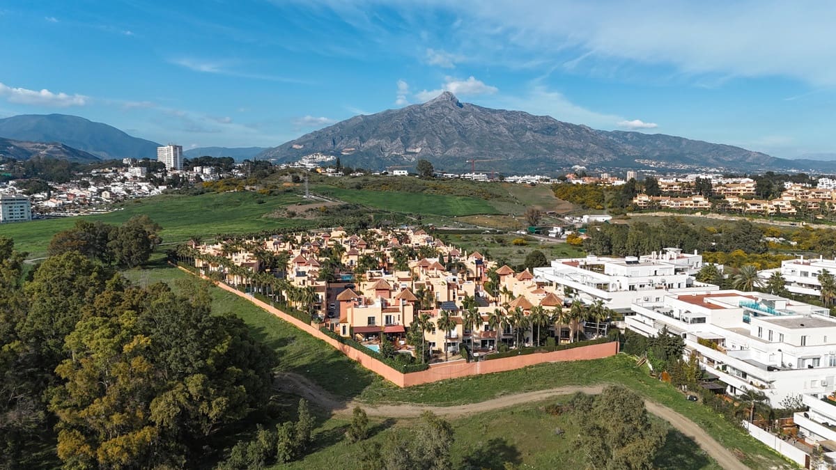 4 quarto Casa em Banda para venda em Nueva Andalucia com piscina - 695 000 € (Ref: 9823331)