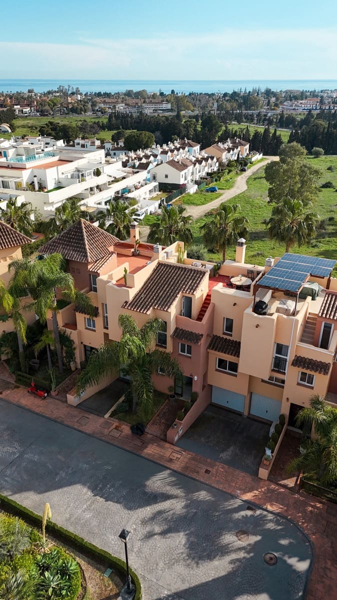4 quarto Casa em Banda para venda em Nueva Andalucia com piscina - 695 000 € (Ref: 9823331)