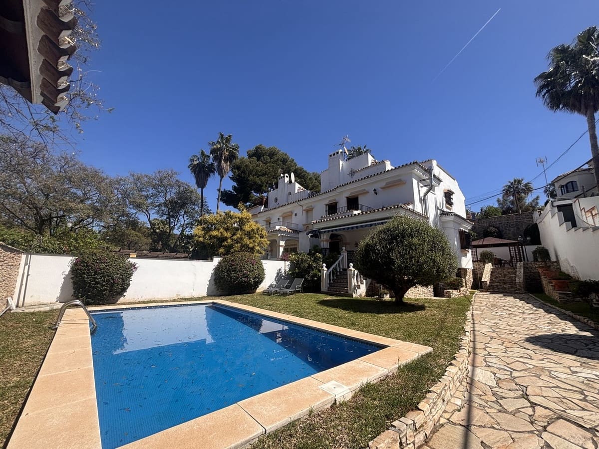 3 makuuhuone Paritalo myytävänä paikassa Nueva Andalucia mukana uima-altaan - 995 000 € (Ref: 9823334)