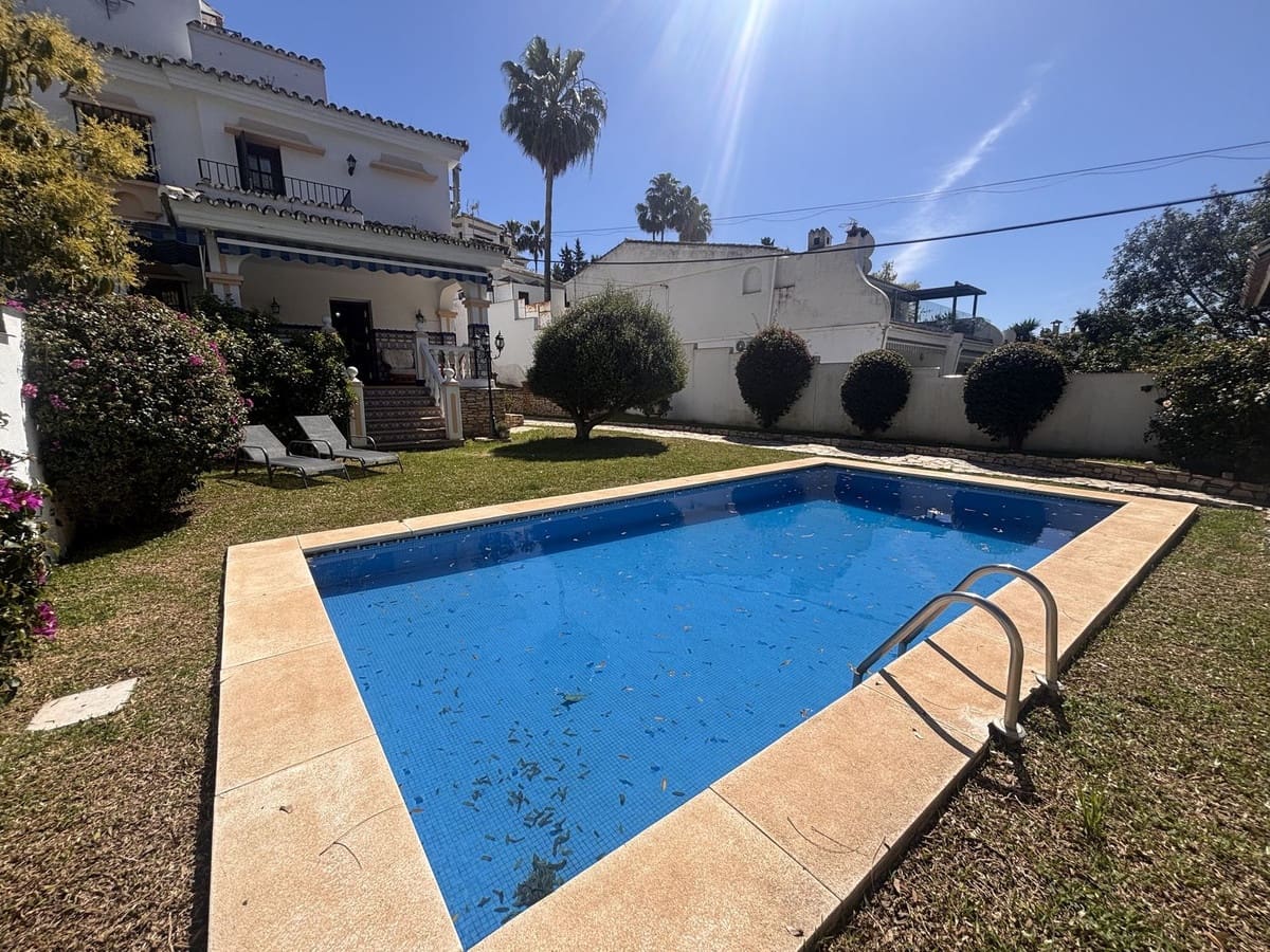 3 makuuhuone Paritalo myytävänä paikassa Nueva Andalucia mukana uima-altaan - 995 000 € (Ref: 9823334)