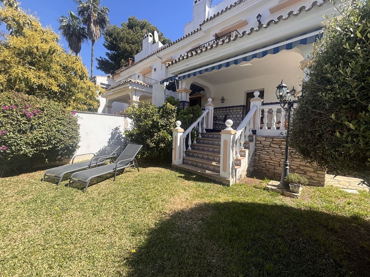 3 makuuhuone Paritalo myytävänä paikassa Nueva Andalucia mukana uima-altaan - 995 000 € (Ref: 9823334)