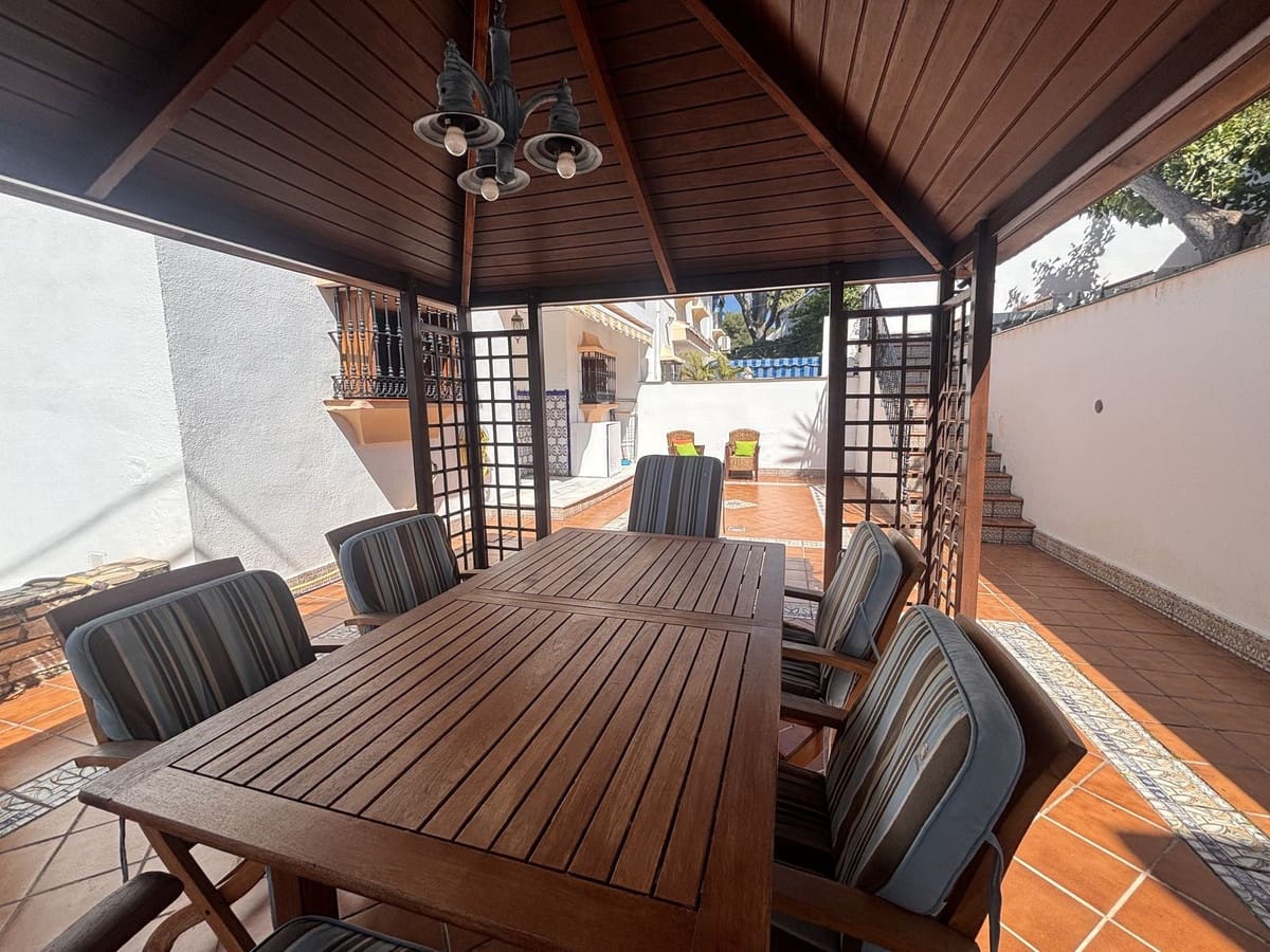 3 makuuhuone Paritalo myytävänä paikassa Nueva Andalucia mukana uima-altaan - 995 000 € (Ref: 9823334)