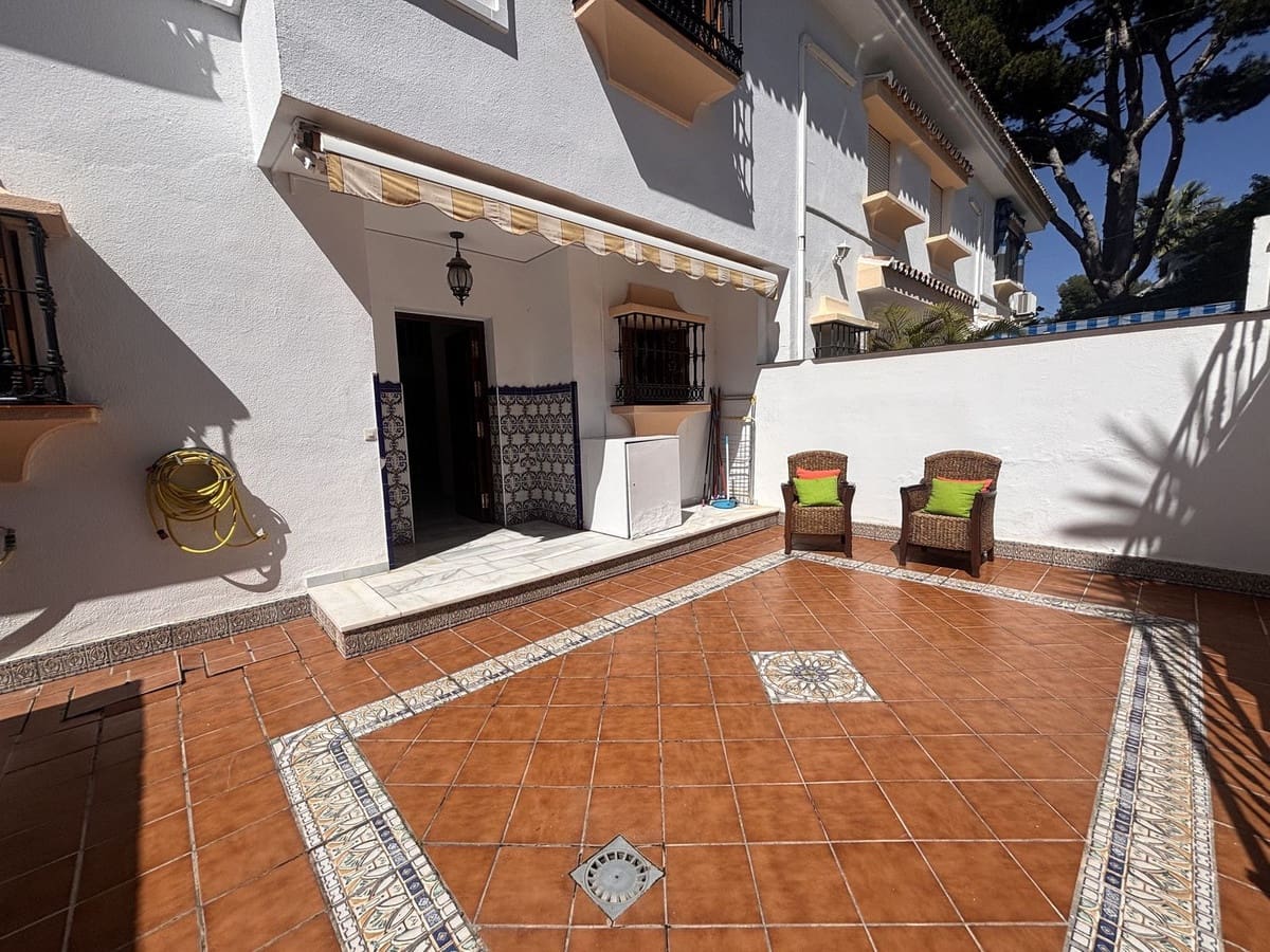 3 makuuhuone Paritalo myytävänä paikassa Nueva Andalucia mukana uima-altaan - 995 000 € (Ref: 9823334)