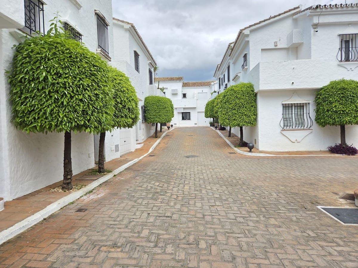 Casa de 2 habitaciones en Nueva Andalucia en venta con piscina - 495.000 € (Ref: 9823349)