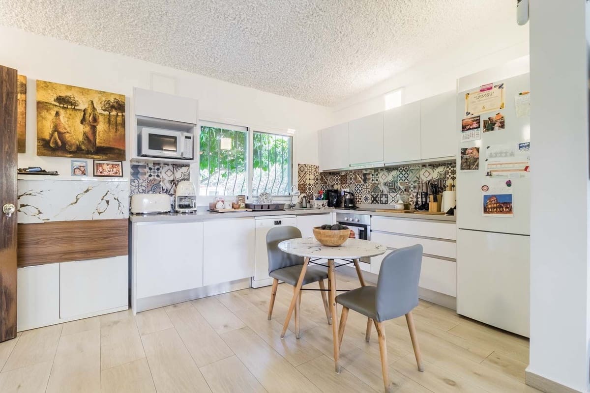 2 soveværelse Villa til salg i Estepona med swimmingpool - € 695.000 (Ref: 9823351)