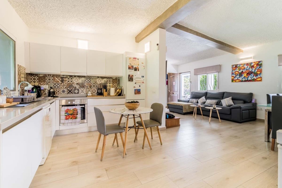 2 soveværelse Villa til salg i Estepona med swimmingpool - € 695.000 (Ref: 9823351)