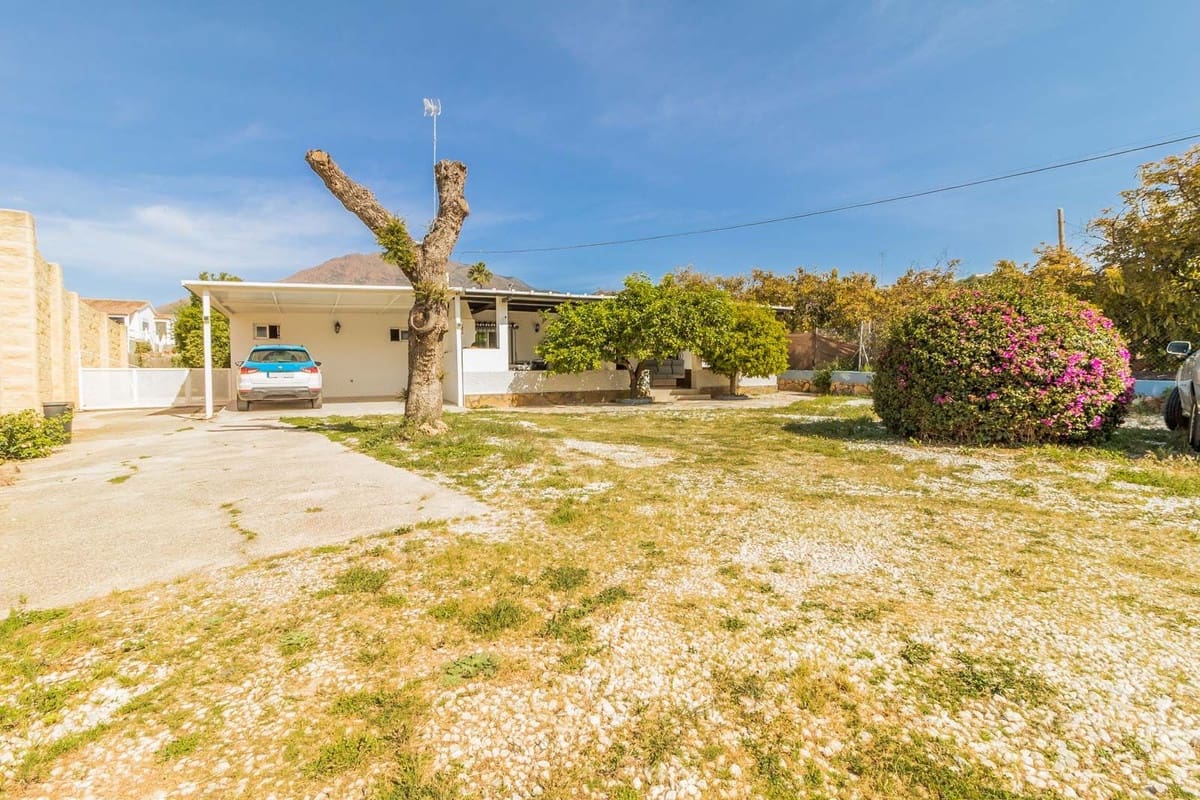 2 soveværelse Villa til salg i Estepona med swimmingpool - € 695.000 (Ref: 9823351)