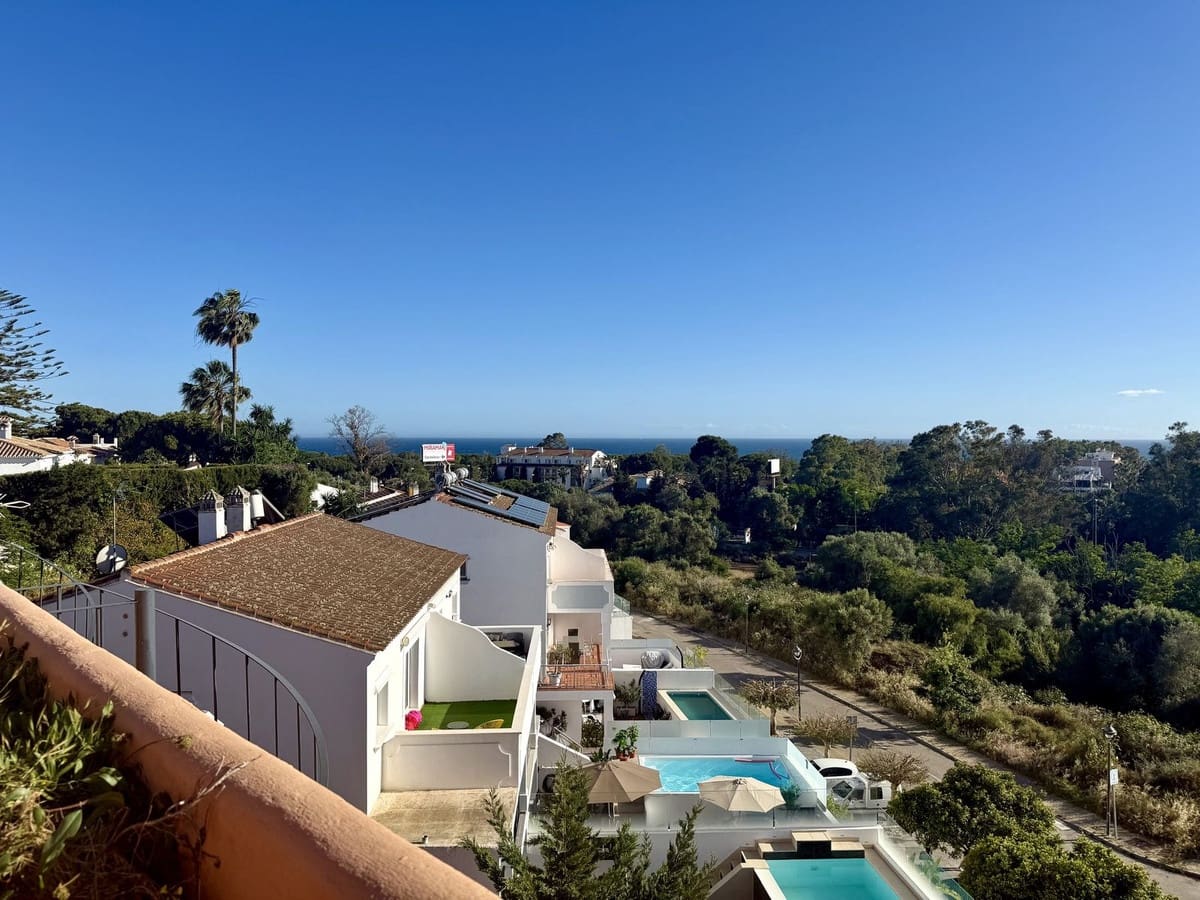 5 bedroom Townhouse for sale in Cabopino with pool - € 539,000 (Ref: 9823356)