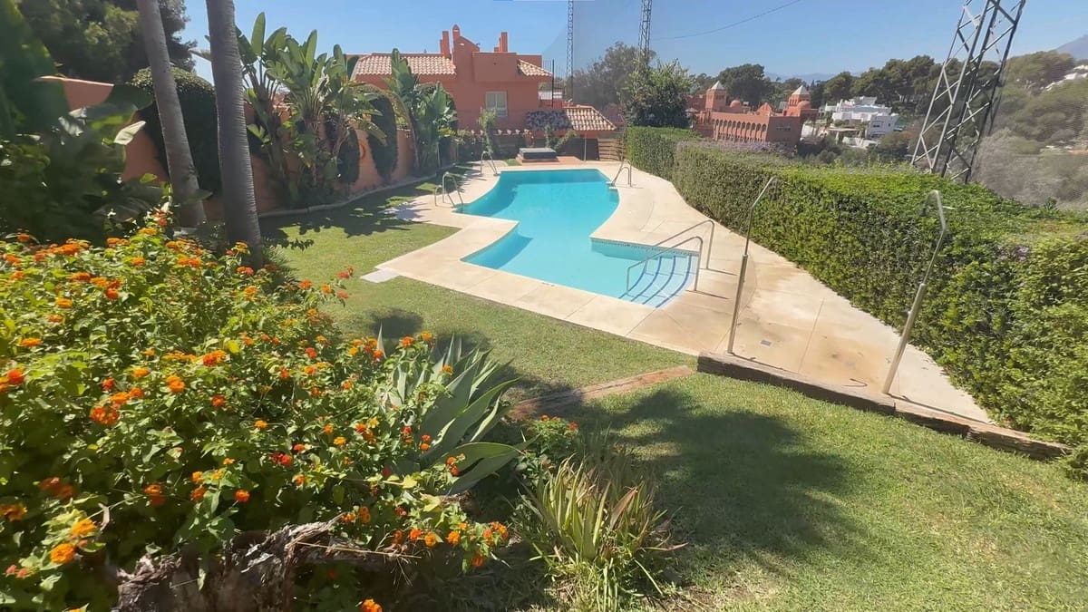 5 bedroom Townhouse for sale in Cabopino with pool - € 539,000 (Ref: 9823356)