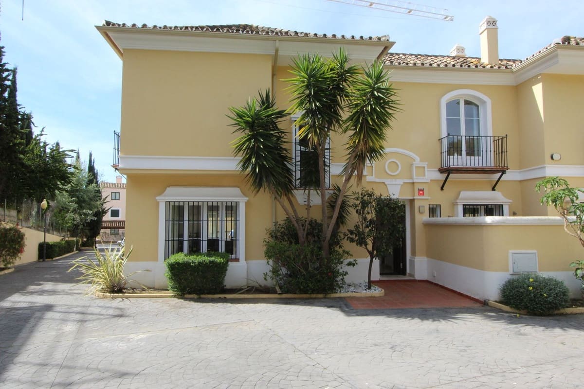3 quarto Moradia Geminada para venda em Elviria com piscina - 695 000 € (Ref: 9823360)