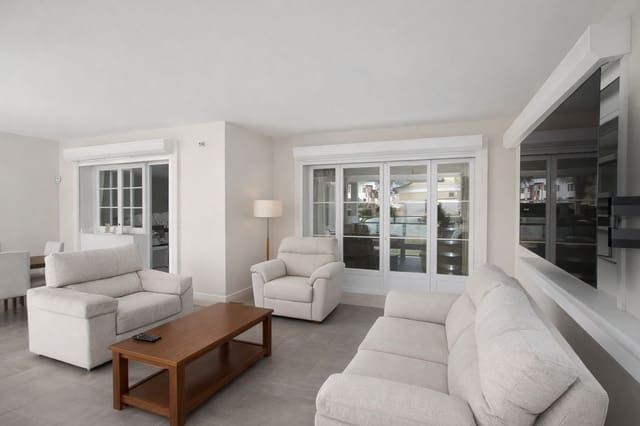 3 quarto Moradia Geminada para venda em Elviria, Marbella com piscina - 695 000 € (Ref: 9823360)