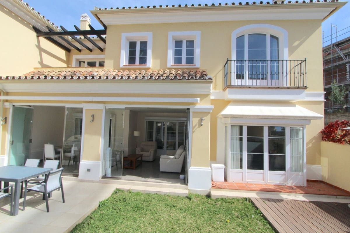 3 quarto Moradia Geminada para venda em Elviria com piscina - 695 000 € (Ref: 9823360)