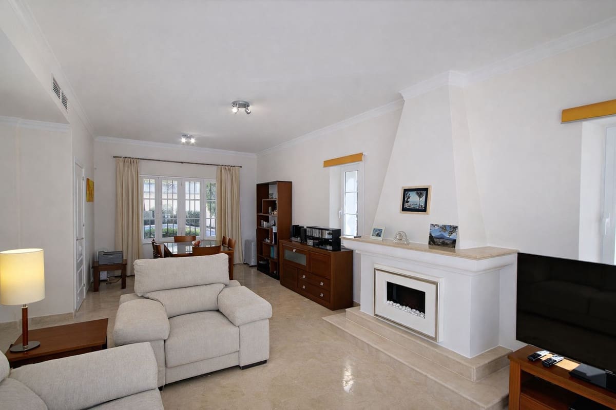 3 quarto Moradia Geminada para venda em Elviria com piscina - 695 000 € (Ref: 9823360)