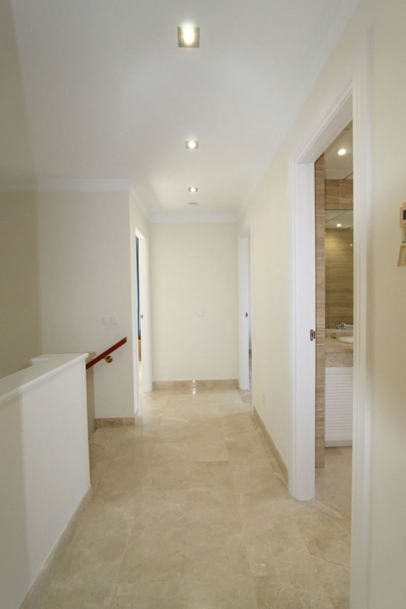 3 quarto Moradia Geminada para venda em Elviria com piscina - 695 000 € (Ref: 9823360)