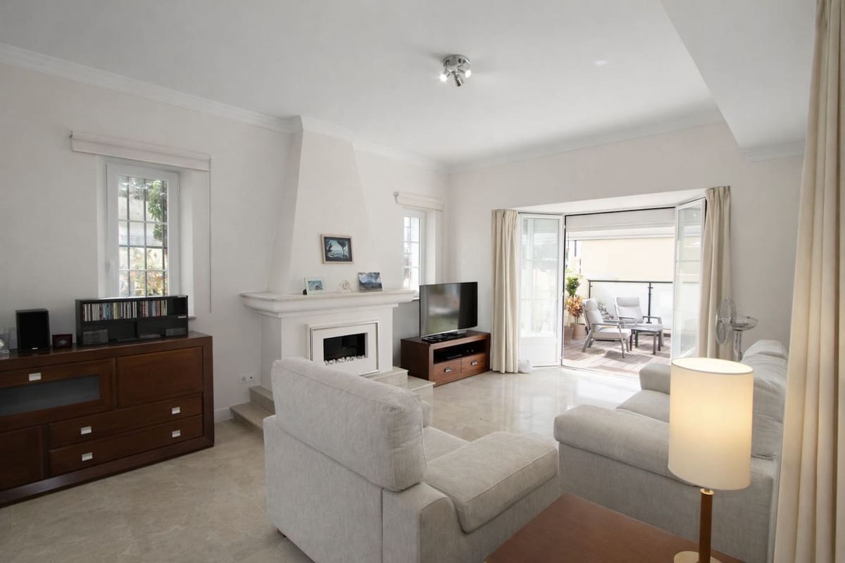 3 quarto Moradia Geminada para venda em Elviria com piscina - 695 000 € (Ref: 9823360)