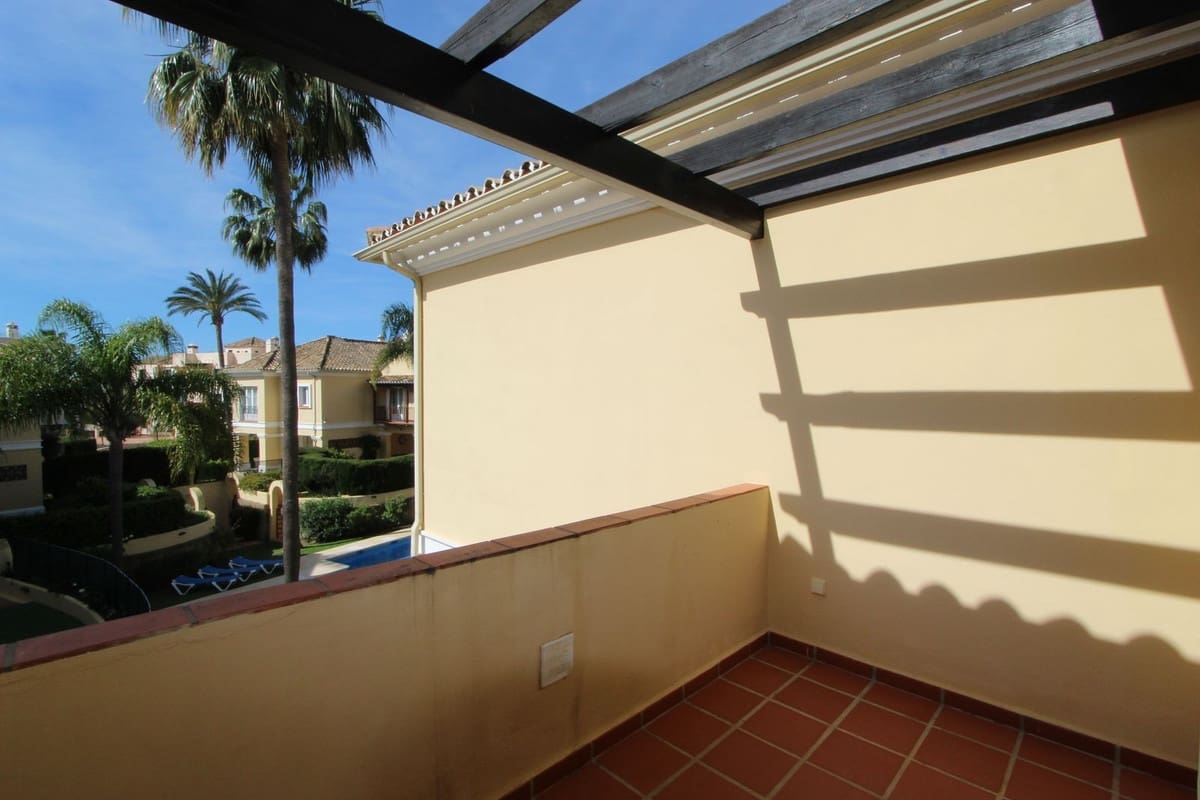 3 quarto Moradia Geminada para venda em Elviria com piscina - 695 000 € (Ref: 9823360)