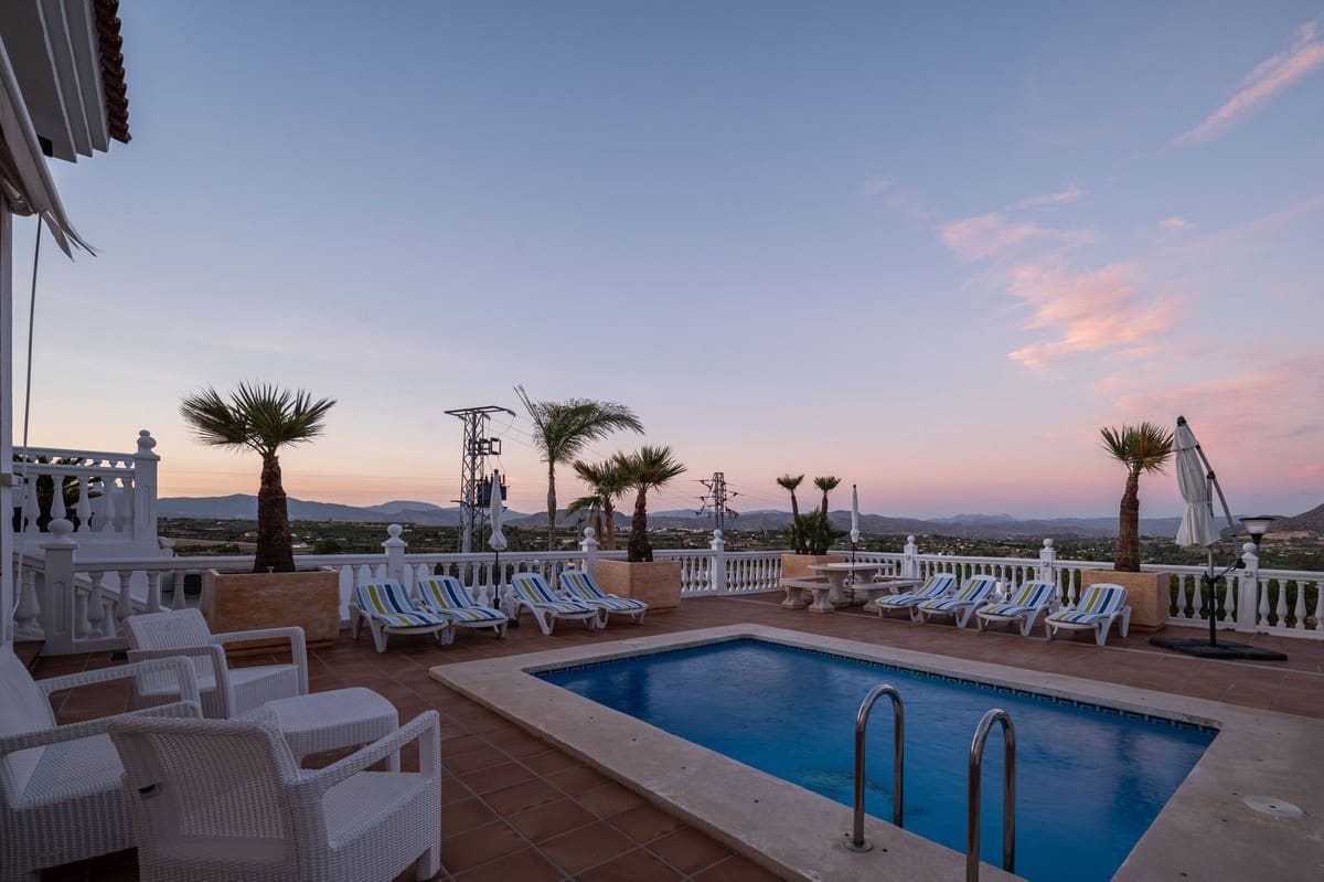 5 Zimmer Villa zu verkaufen in Alhaurin el Grande mit Pool - 840.000 € (Ref: 9823369)