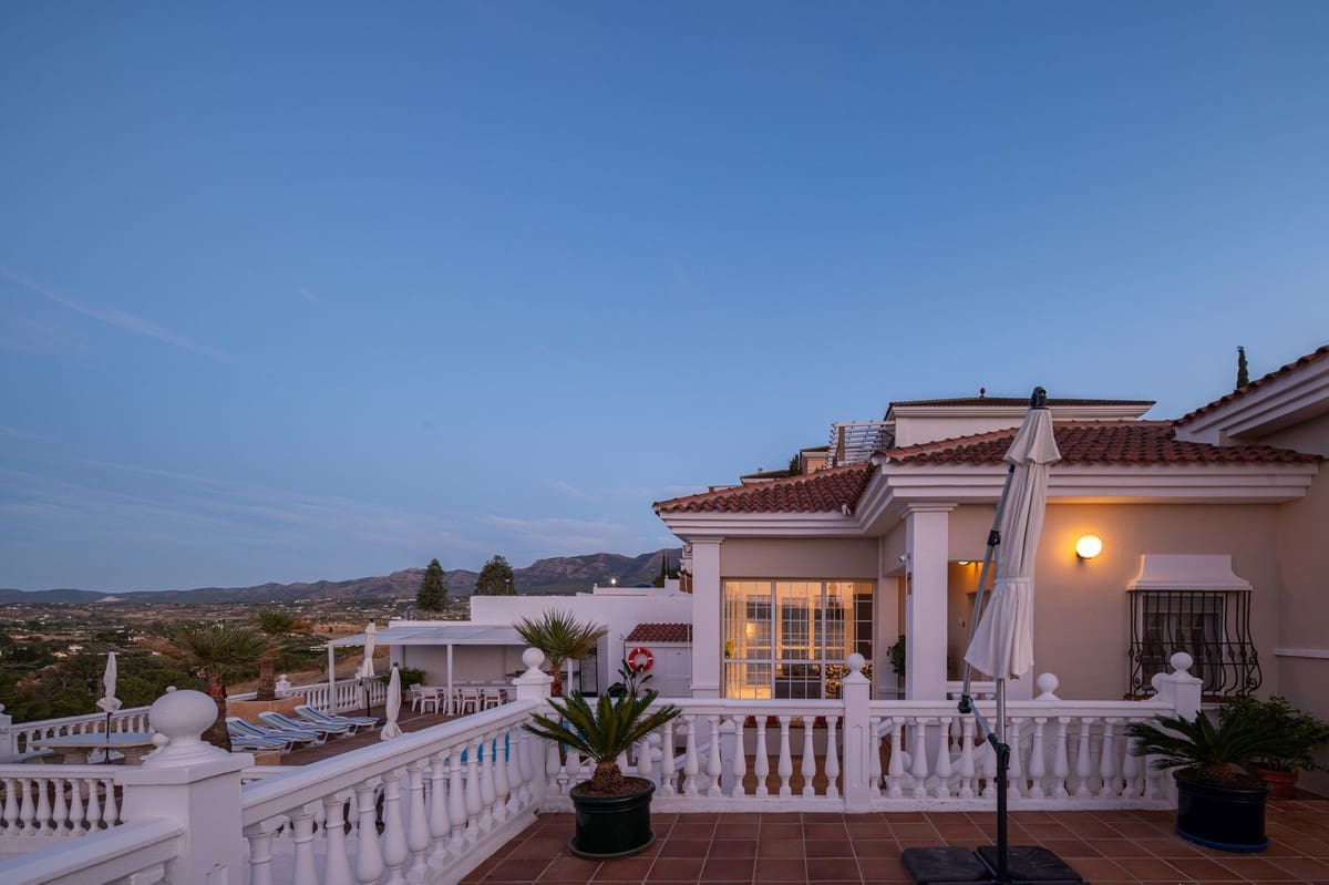 5 Zimmer Villa zu verkaufen in Alhaurin el Grande mit Pool - 840.000 € (Ref: 9823369)
