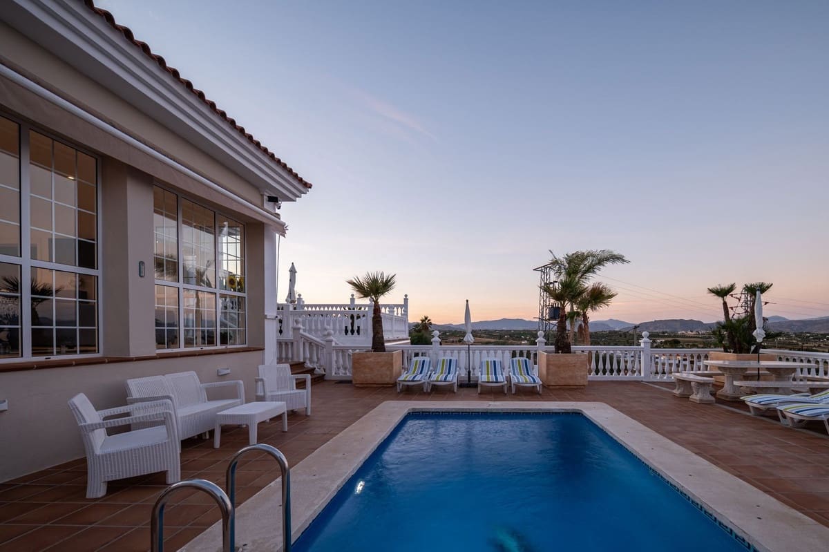 5 Zimmer Villa zu verkaufen in Alhaurin el Grande mit Pool - 840.000 € (Ref: 9823369)