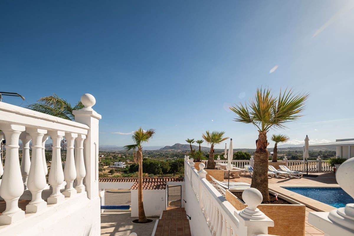 5 Zimmer Villa zu verkaufen in Alhaurin el Grande mit Pool - 840.000 € (Ref: 9823369)