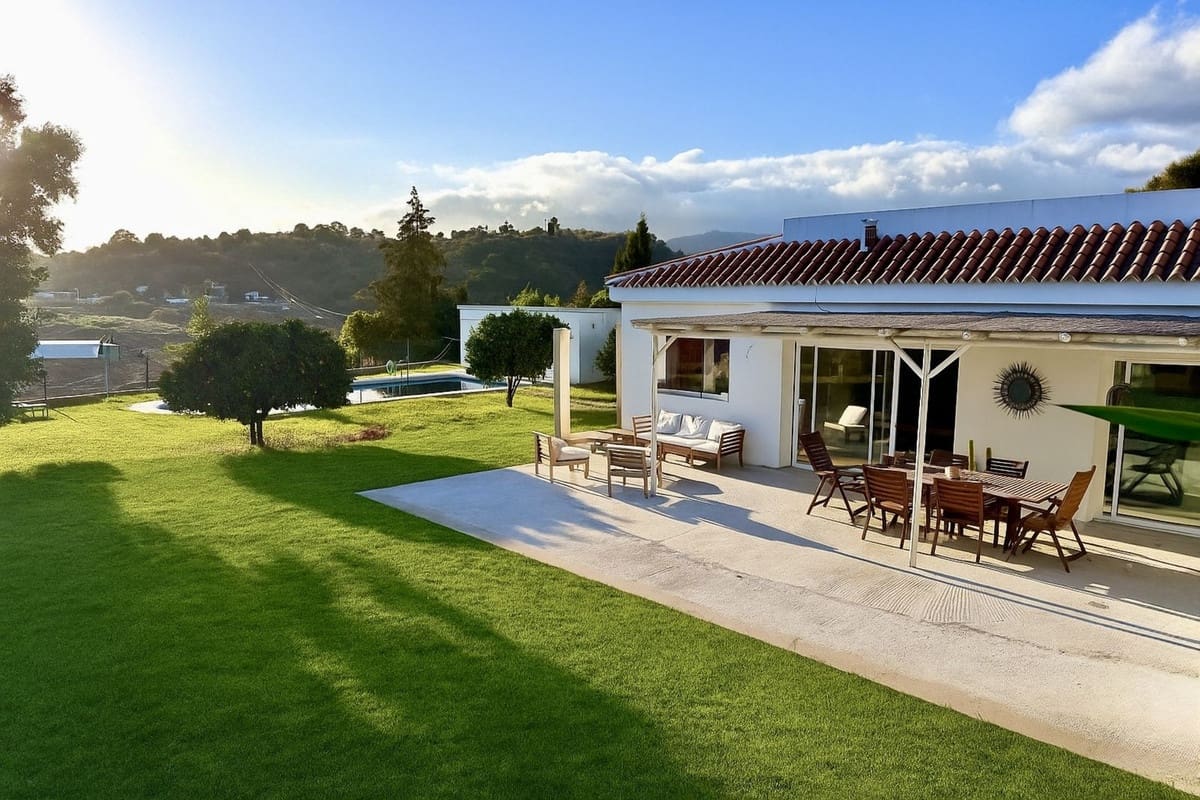 Chalet de 3 habitaciones en El Velerín en venta con piscina - 875.000 € (Ref: 9823371)