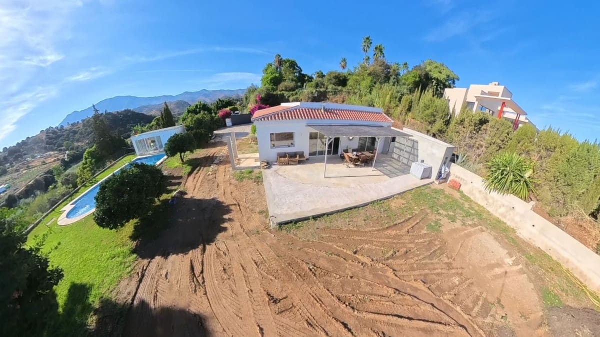 Chalet de 3 habitaciones en El Velerín en venta con piscina - 875.000 € (Ref: 9823371)