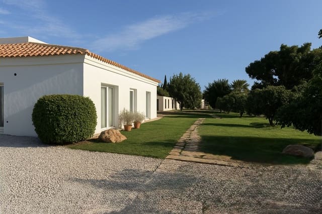 Chalet de 3 habitaciones en El Velerín, Estepona en venta con piscina - 875.000 € (Ref: 9823371)