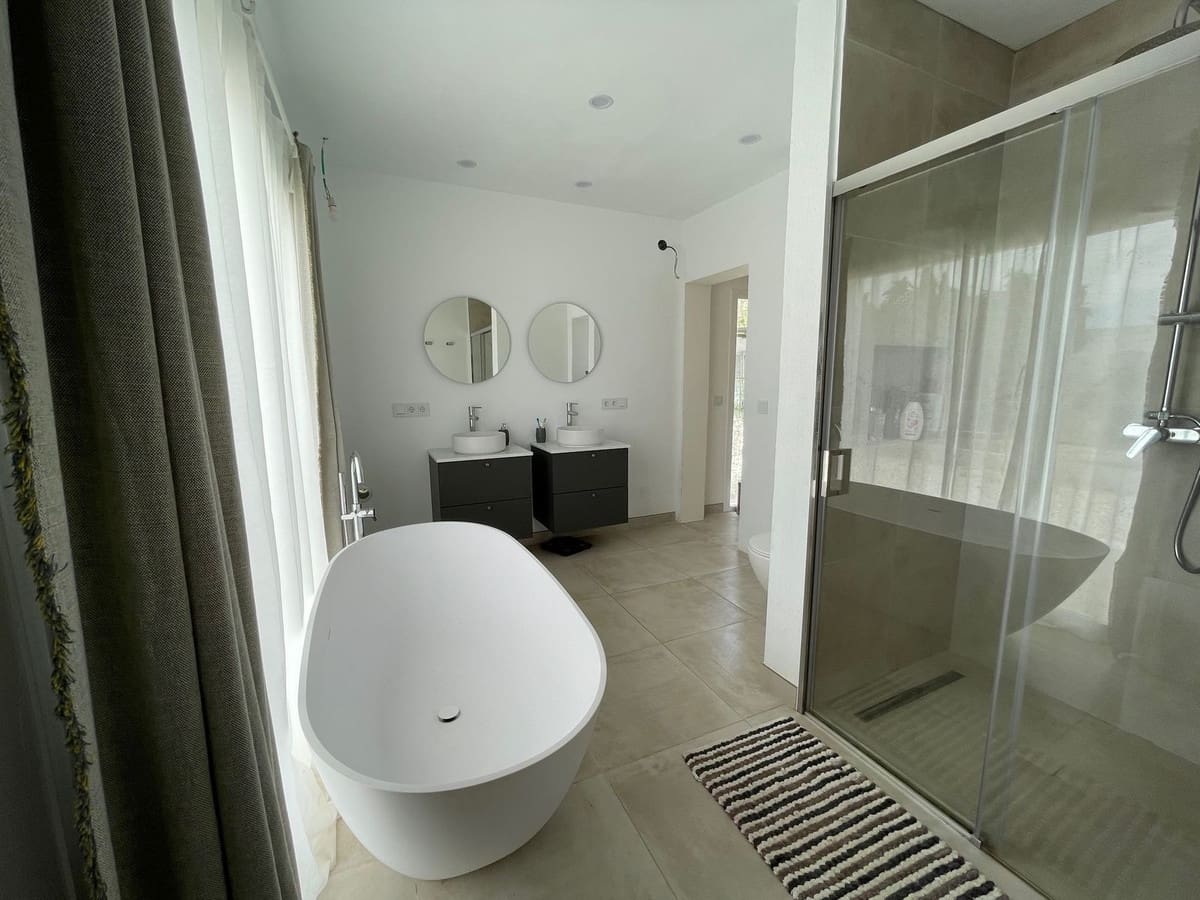 Chalet de 3 habitaciones en El Velerín en venta con piscina - 875.000 € (Ref: 9823371)