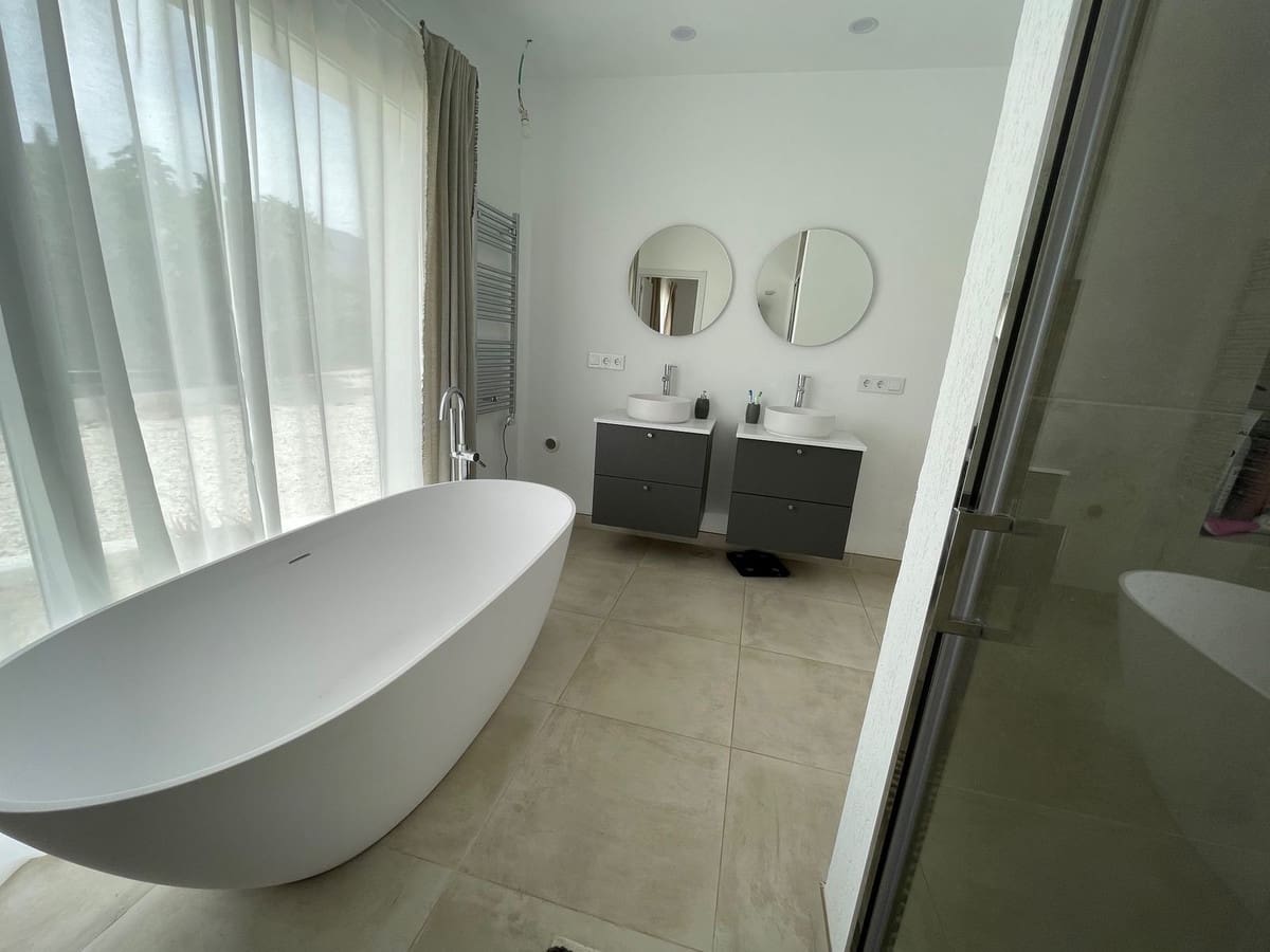 Chalet de 3 habitaciones en El Velerín en venta con piscina - 875.000 € (Ref: 9823371)