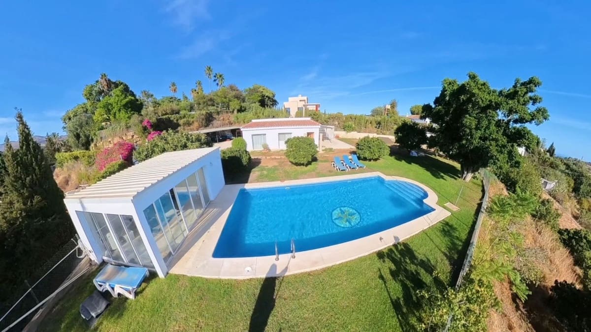 Chalet de 3 habitaciones en El Velerín en venta con piscina - 875.000 € (Ref: 9823371)
