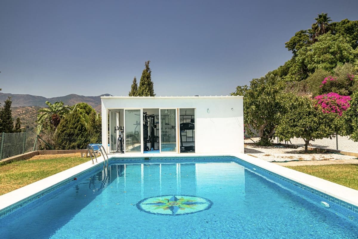 Chalet de 3 habitaciones en El Velerín en venta con piscina - 875.000 € (Ref: 9823371)