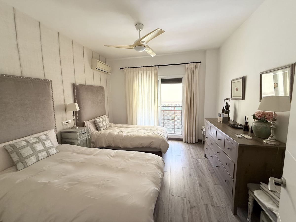 Chalet de 3 habitaciones en New Golden Mile en venta con piscina garaje - 795.000 € (Ref: 9823373)