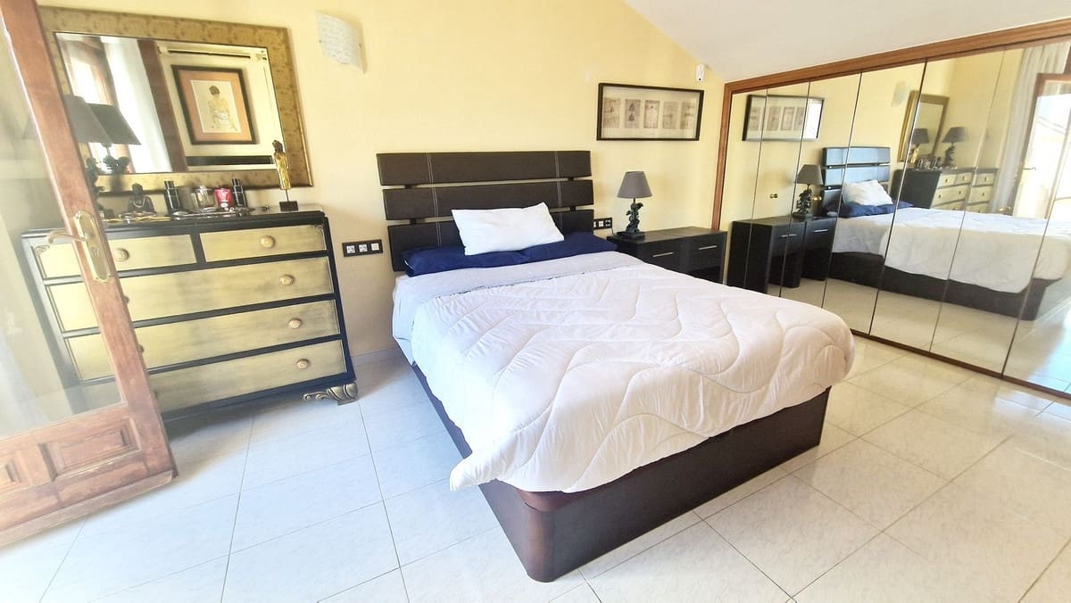 4 slaapkamer Halfvrijstaande villa te koop in Mijas Golf met zwembad - € 479.000 (Ref: 9823378)