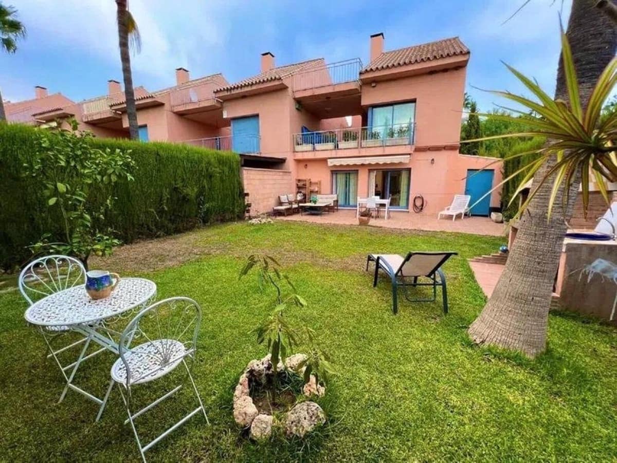 5 quarto Casa em Banda para venda em Nueva Andalucia com piscina - 918 000 € (Ref: 9823385)