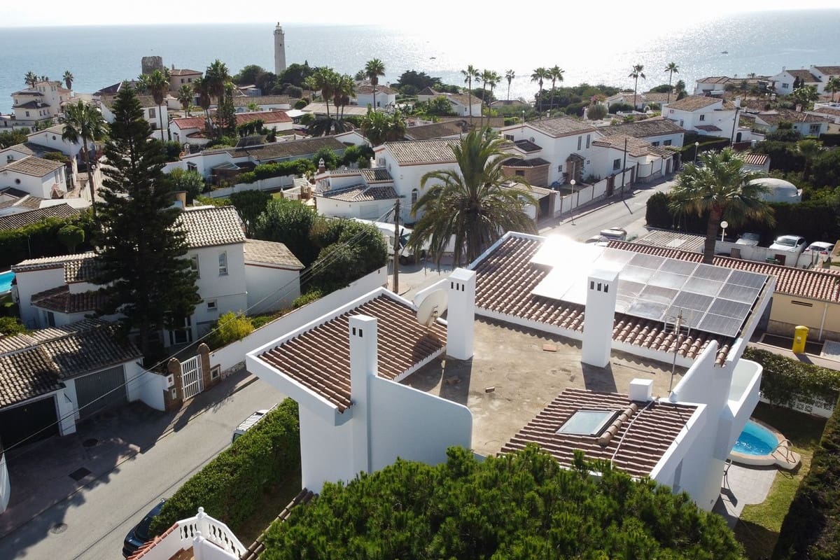 Chalet de 3 habitaciones en El Faro en venta con piscina garaje - 995.000 € (Ref: 9823386)